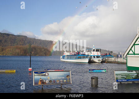 Lake Windermere, Cumbria, UK. 16. November 2015. Großbritannien Wetter. Regenbogen über Lake Windermere. Bowness Bay Promenade unter Wasser im Vordergrund Credit: Gordon Shoosmith/Alamy Live News Stockfoto