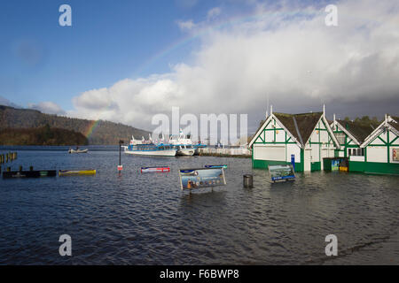 Lake Windermere, Cumbria, UK. 16. November 2015. Großbritannien Wetter. Regenbogen über Lake Windermere. Bowness Bay Promenade unter Wasser im Vordergrund Credit: Gordon Shoosmith/Alamy Live News Stockfoto