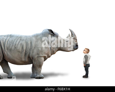 kleines Kind und riesige Nashorn auf weiß Stockfoto