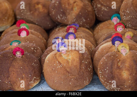 Traditionelle mexikanische Brot genannt Brot der Toten (Pan de Muerto) während der Tag der Toten Festlichkeiten in Mexiko gegessen. Stockfoto