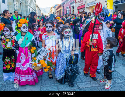 Unbekannte Teilnehmer auf einem Karneval der Tag der Toten in Oaxaca, Mexiko Stockfoto