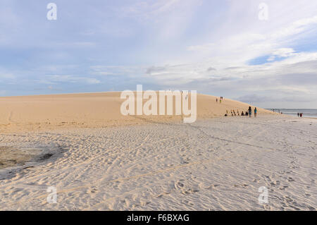 Sanddünen am Meer bei Sonnenuntergang in Jericoacoara, Brasilien Stockfoto