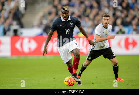 Frankreichs Paul Pogba (vorne) in Aktion während der internationalen Fußball freundlich Frankreich Vs Deutschland in Paris, Frankreich, 13. November 2015. Foto: Thomas Eisenhuth/Dpa - NO-Draht-Dienst- Stockfoto