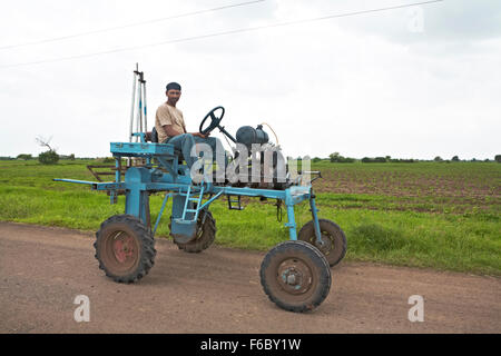 Mann sitzt auf Traktor, Gujarat, Indien, Asien Stockfoto