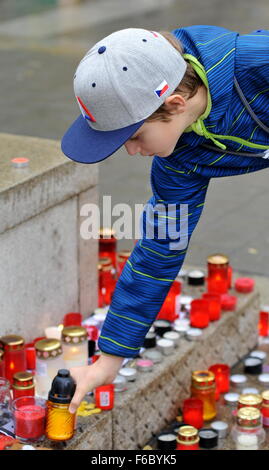 Brno, Tschechische Republik. 15. November 2015. Menschen legen Blumen und Kerzen im Stadtzentrum von Brünn zu Ehren der Opfer auf Sonntag, 15. November 2015 in der Freitag-Anschlägen in Paris getötet. © Igor Zehl/CTK Foto/Alamy Live-Nachrichten Stockfoto