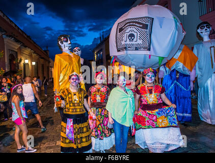 Unbekannte Teilnehmer auf einem Karneval der Tag der Toten in Oaxaca, Mexiko Stockfoto