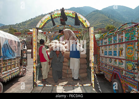 Träger, die entladen waren in LKW, Uri, Jammu & Kaschmir, Indien, Asien eingetroffen Stockfoto