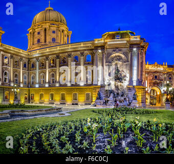 Königspalast-Brunnen in der Nacht, Budapest, Ungarn Stockfoto