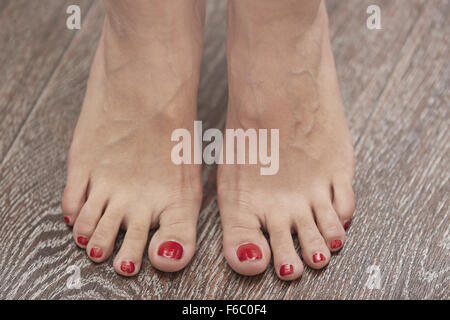 Frau Füße auf der Hartholz-Oberfläche. Horizontale Foto Stockfoto