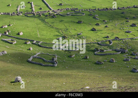 Trockensteinmauern und Gebäude, die Reste einer alten verlassenen Siedlung auf St. Kilda, Schottland. Stockfoto