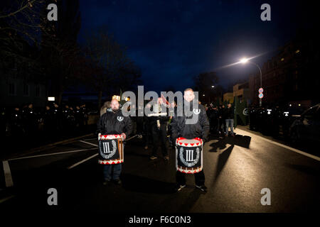 Neonazis Line-up, Enlight Fackeln und Musik zu spielen, um Thorugh Wunsiedel in Condolescence gehen. (Foto von Michael Trammer / Pacific Press) Stockfoto