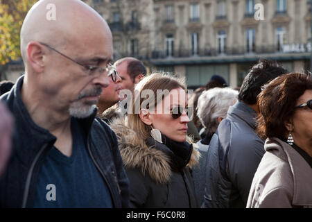 Paris, Frankreich. 16. November 2015. Eine europaweite Schweigeminute ist um 11:00 Uhr GMT (12:00 in Paris) zum Gedenken an die Opfer von Anschlägen am Freitag in Paris statt. Bildnachweis: Ania Freindorf/Alamy Live-Nachrichten Stockfoto