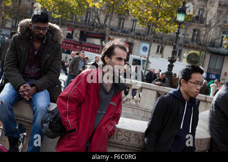 Paris, Frankreich. 16. November 2015. Eine europaweite Schweigeminute ist um 11:00 Uhr GMT (12:00 in Paris) zum Gedenken an die Opfer von Anschlägen am Freitag in Paris statt. Bildnachweis: Ania Freindorf/Alamy Live-Nachrichten Stockfoto