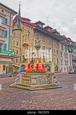 Luzern, Schweiz - 4. Januar 2015: Platz mit einem wunderschön dekorierten mittelalterlichen Brunnen in der Altstadt von Luzern, Schweiz Stockfoto