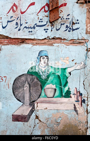 Frau Spinnen Wolle Gemälde an der Wand, Jammu und Kaschmir, Indien, Asien Stockfoto