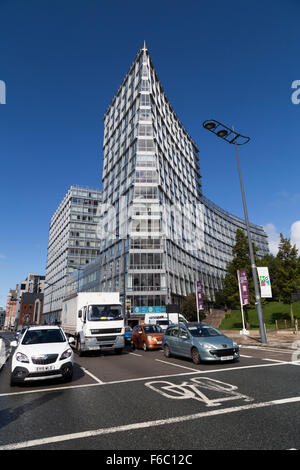 Verkehr stehen noch auf der Straße zwischen Pier Head und Liverpool One Shopping Centre Stockfoto