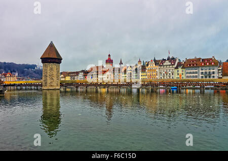 Berühmte hölzerne Kapellbrücke in Luzern. Restauriert, ist die Kapellbrucke die älteste gedeckte Holzbrücke in Europa sowie der weltweit ältesten erhaltenen Truss bridge Stockfoto