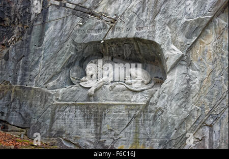 Löwendenkmal sterben, eine Skulptur in Luzern (Schweiz) in den Felsen, Schweizergarde zu Ehren, die während der französischen Revolution ermordet wurden, als revolutionäre die Tuilerien-Palast stürmten gehauen Stockfoto