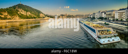 Budapest ist auf der Donau. Die Stadt gliedert sich in die Stadtteile Buda und Pest. Stockfoto