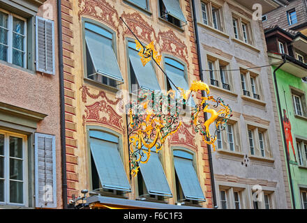 Schmiedeeisen Dekoration mit Blattgold an der Seite eines Gebäudes in der Altstadt von Luzern. Stockfoto