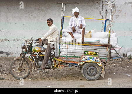 Mann trägt der Passagier in Chakda, Saurashtra, Rajkot, Gujarat, Indien, Asien Stockfoto