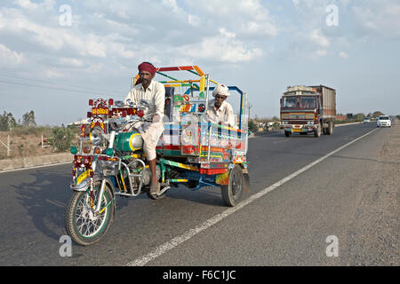 Mann trägt der Passagier in Chakda, Saurashtra, Rajkot, Gujarat, Indien, Asien Stockfoto