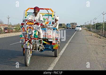 Mann, der Passagier in chakda, Saurashtra, rajkot, Gujarat, Indien, Asien - rva 190580 Stockfoto