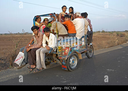 Mann trägt der Passagier in Chakda, Saurashtra, Rajkot, Gujarat, Indien, Asien Stockfoto