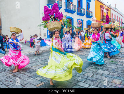 Unbekannte Teilnehmer auf einem Karneval der Tag der Toten in Oaxaca, Mexiko Stockfoto