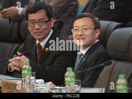 Manila, Philippinen. 16. November 2015. Chinese Vice Commerce Minister Wang Shouwen (R) besucht die Ministertagung der asiatisch-pazifischen wirtschaftlichen Zusammenarbeit (APEC) in Manila, Philippinen, am 16. November 2015. Minister aus der APEC integratives Wachstum Bedeutung beigemessen und betonte den Dienstleistungssektor Rolle im wirtschaftlichen Wachstum in der Region. Bildnachweis: Lui Siu Wai/Xinhua/Alamy Live-Nachrichten Stockfoto