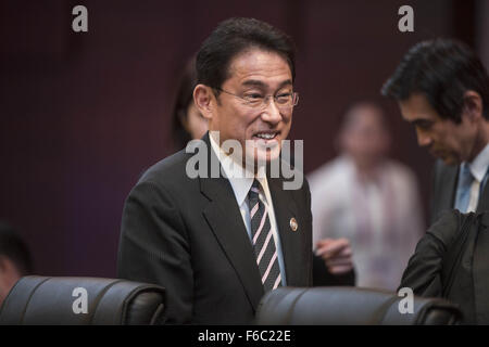 Manila, Philippinen. 16. November 2015. Japanischen Außenminister Fumio Kishida besucht die Ministertagung der asiatisch-pazifischen wirtschaftlichen Zusammenarbeit (APEC) in Manila, Philippinen, am 16. November 2015. Minister aus der APEC integratives Wachstum Bedeutung beigemessen und betonte den Dienstleistungssektor Rolle im wirtschaftlichen Wachstum in der Region. Bildnachweis: Lui Siu Wai/Xinhua/Alamy Live-Nachrichten Stockfoto