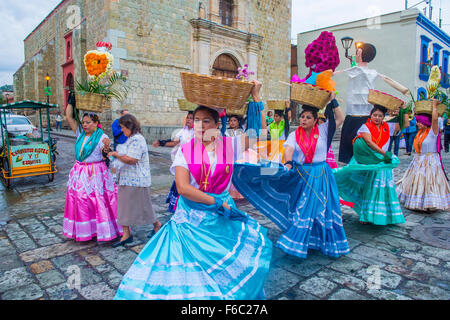 Unbekannte Teilnehmer auf einem Karneval der Tag der Toten in Oaxaca, Mexiko Stockfoto