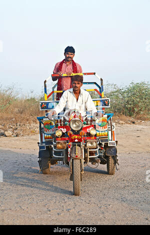 Mann trägt der Passagier in Chakda, Saurashtra, Rajkot, Gujarat, Indien, Asien Stockfoto