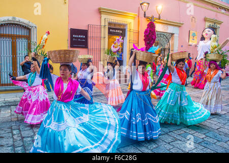 Unbekannte Teilnehmer auf einem Karneval der Tag der Toten in Oaxaca, Mexiko Stockfoto