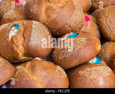 Traditionelle mexikanische Brot genannt Brot der Toten (Pan de Muerto) während der Tag der Toten Festlichkeiten in Mexiko gegessen. Stockfoto