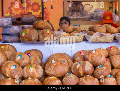 Frauen verkaufen traditionelle mexikanische Brot namens Brot der Toten in Oaxaca, Mexiko Stockfoto