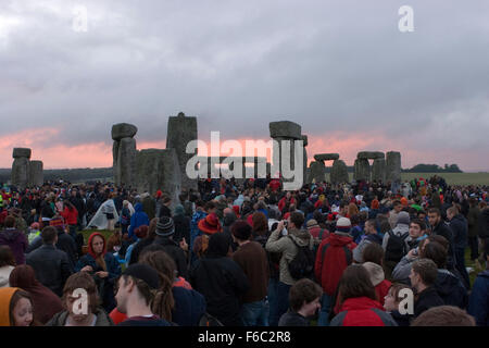 Eine große Menschenmenge von Feiernden und Schaulustige versammeln sich, um die Sommersonnenwende in Stonehenge, Wiltshire, England am 21. Juni Mittsommer-Tag und der längste Tag des Jahres zu erleben. Stockfoto