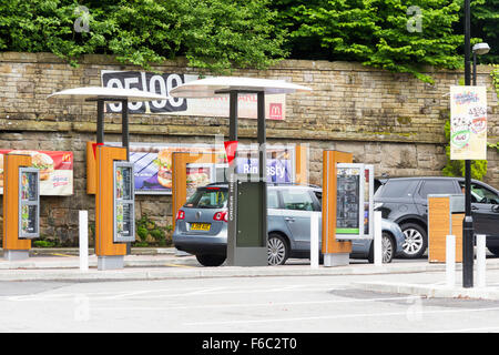 Menschen in zwei Autos, die mit dem Laufwerk durch (Drive Thru) Bestellung Punkte bei McDonald's-Fastfood-Restaurant. Stockfoto