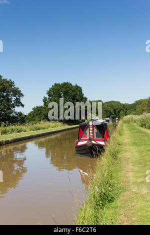 Narrowboat vertäut am Shropshire Union Canal Middlewich Ast in der Nähe von Kirche Minshull marina Stockfoto