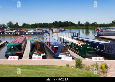 Narrowboats zum Verkauf an Kirche Minshull Aquädukt Marina, Cheshire. Stockfoto