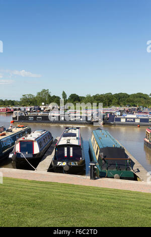 Narrowboats vertäut am Kirche Minshull Aquädukt Marina, Cheshire. Stockfoto