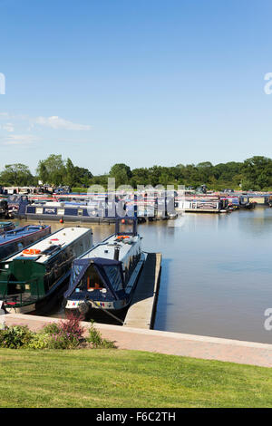 Narrowboats vertäut am Kirche Minshull Aquädukt Marina, Cheshire. Stockfoto