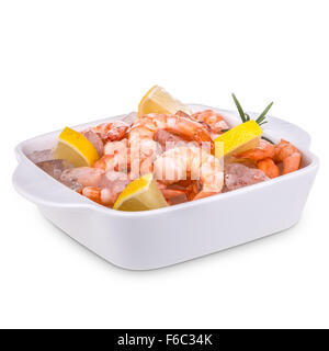 Rohe Garnelen auf Eis mit Zitrone, Limette und frischem Rosmarin Stockfoto
