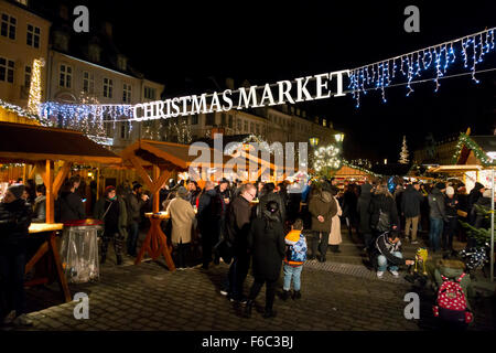 Weihnachtsmarkt in Højbro Plads (Hoejbro Platz) am Strøget-Abend Mitte November. Weihnachtshyge. Stockfoto