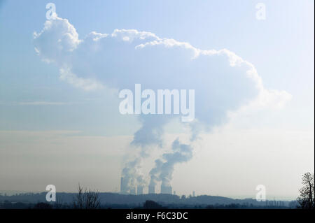 Eine riesige Wolke aus Dampf, Rauch und Gase steigt aus der Didcot Power Station in Oxfordshire in einem klaren blauen Himmel. Besorgnis über die globale Erwärmung und CO2-Emissionen ist derzeit auf jedermanns Miind und die Art und Weise, in der wir Kraft für Strom in der Zukunft machen, möglicherweise drastisch ändern, wenn Verschmutzung und Emissionen sind nicht auf die Erde und der Atmosphäre dauerhaft schädigen. Stockfoto