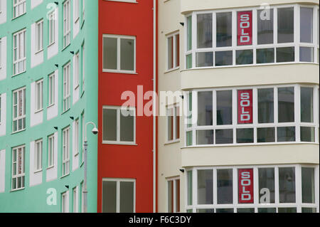 Eine große Wohnung oder ein Block von Wohnungen Currenlty leer, aber mit Zeichen in eine Menge von Windows, die darauf hinweist, dass die einzelnen Wohnungen Stockfoto