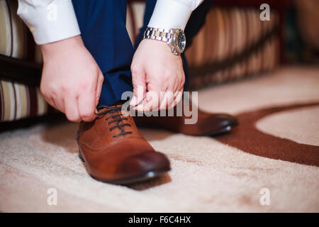 Ein Mann bindet seine Schnürsenkel Stockfoto