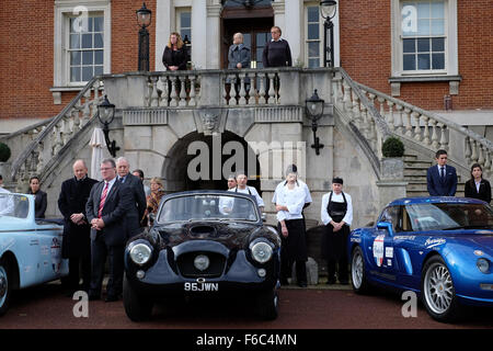 Epsom, Surrey, UK. 16. November 2015. Wettbewerber und Personal im RAC Club in Epsom Surrey halten eine Schweigeminute in Bezug auf die Paris-Shoootings zu Beginn der diesjährigen Beauujolais ausführen. 16. November 2015 Credit: Theodore Liasi/Alamy Live-Nachrichten Stockfoto