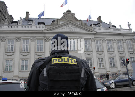 Kopenhagen, Dänemark. 16. November 2015. Dänische Polizei Stand Wache französische Botschaft und französische Flagge auf Halbmast Botschaft und Menschen beten und legen Blumen an der französischen Botschaft für Unterstützung und Solidarität mit Franzosen Terroristen angegriffen in Paris Frankreich. Bildnachweis: Francis Dean/Alamy Live-Nachrichten Stockfoto