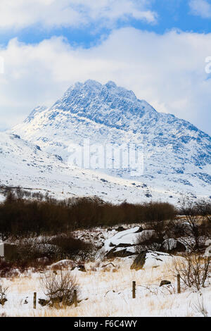 Mount Tryfan mit Schnee im Ogwen Valley in Snowdonia-Nationalpark, Conwy, North Wales, Vereinigtes Königreich, Großbritannien Stockfoto